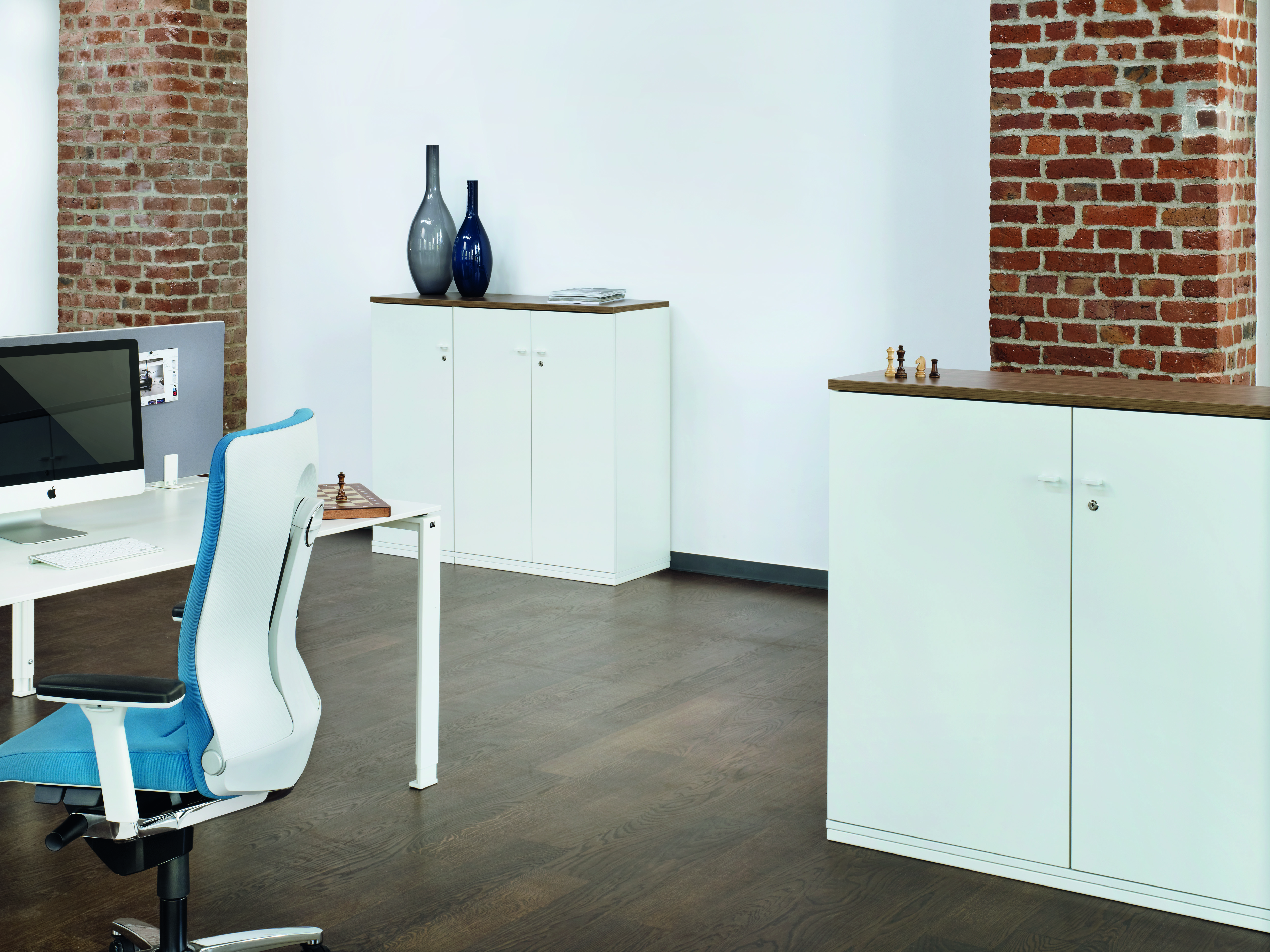 Büro mit weißen König+Neurath Schränken, Aktenschränken und Schiebetürenschränken für moderne Büroeinrichtung.