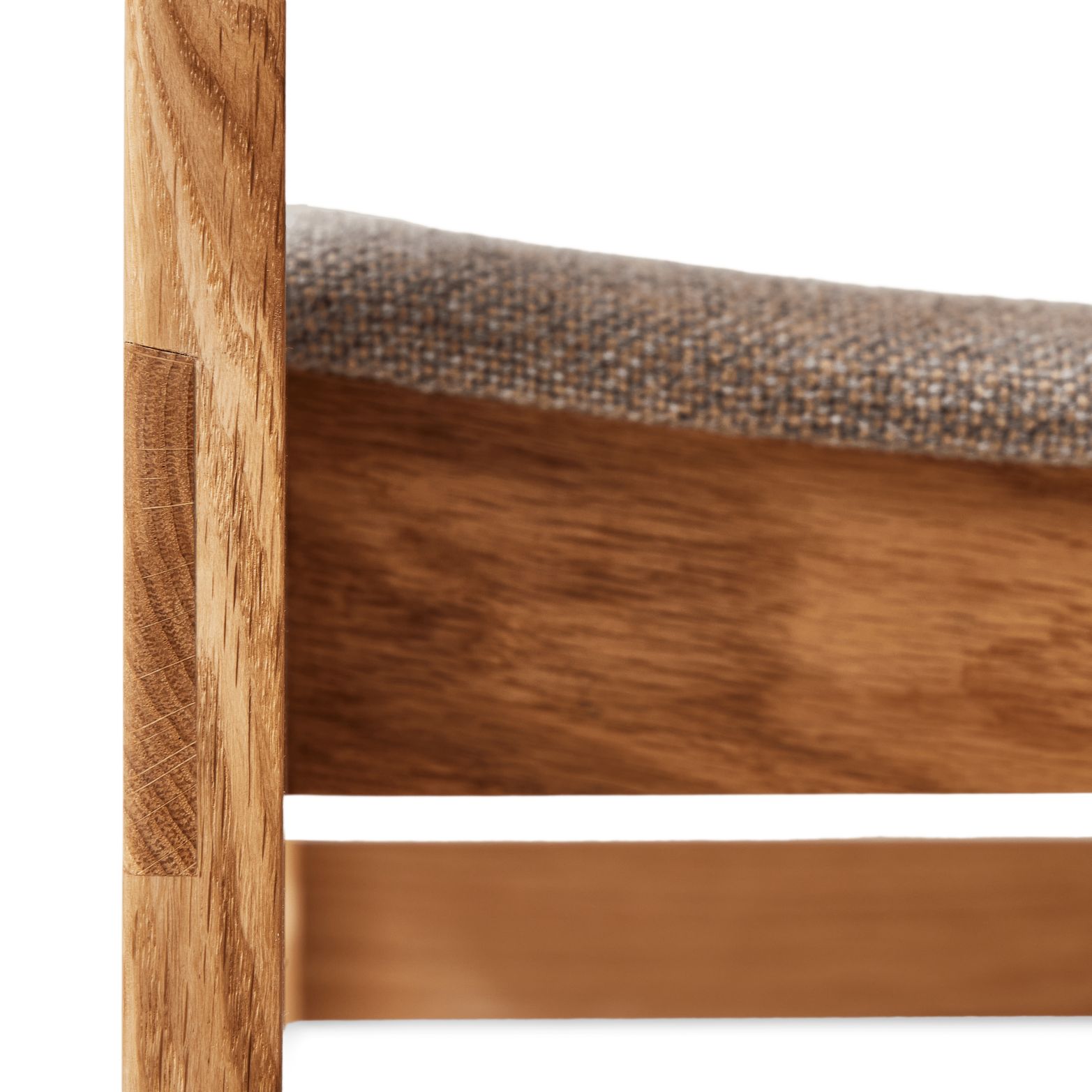 Detailaufnahme vom Sonder Stuhl mit Polster, Holzstuhl mit grauem Stoffbezug, Fokus auf Holzverarbeitung.