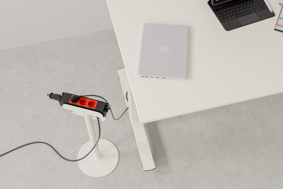 Weißer Palmberg PiD Schreibtisch mit Laptop, Tablet und Steckdosenleiste für modernes Büro oder Homeoffice.