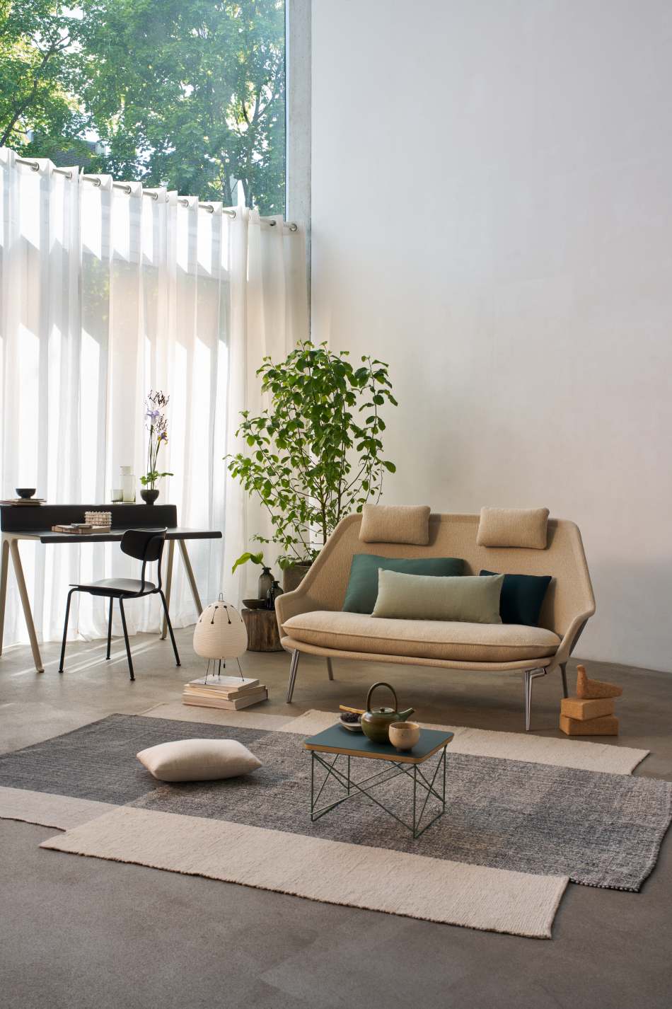 Vitra LTR Beistelltisch in Jade Linoleum neben einem Sofa in einem hellen, modern eingerichteten Wohnzimmer.
