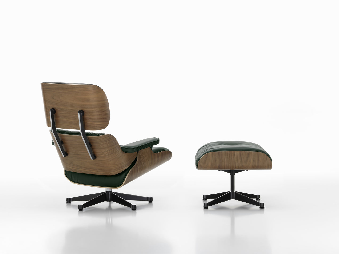 Eames Lounge Chair mit Ottoman in Walnuss und grünem Leder, Designklassiker von Vitra.
