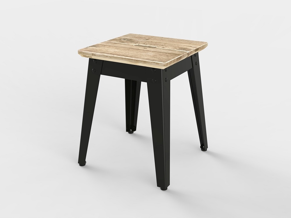 6Grad Outdoorhocker mit schwarzem Gestell und Sitzfläche aus hellem Bauholz. Robuster Hocker.