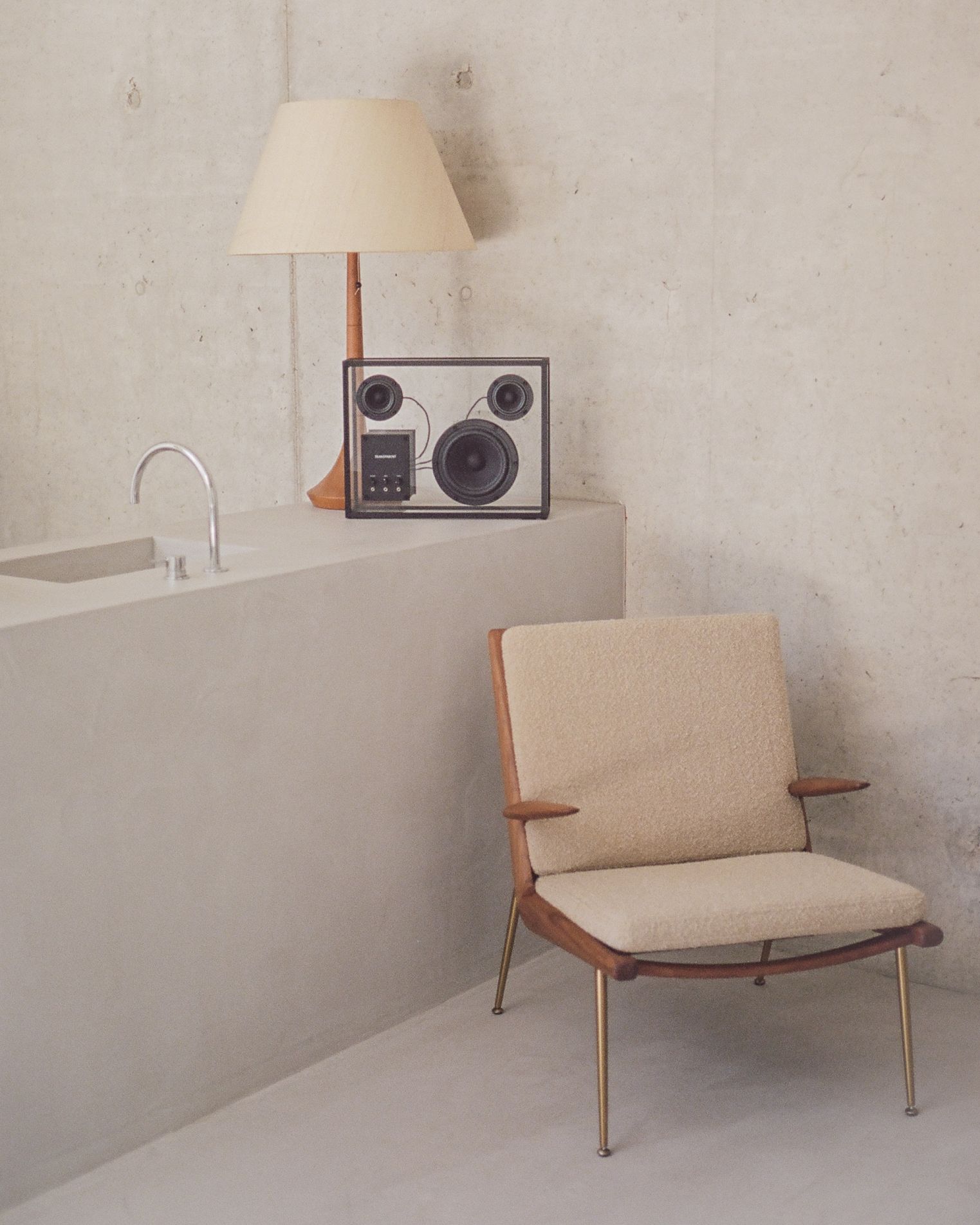 Transparent loudspeaker Transparent