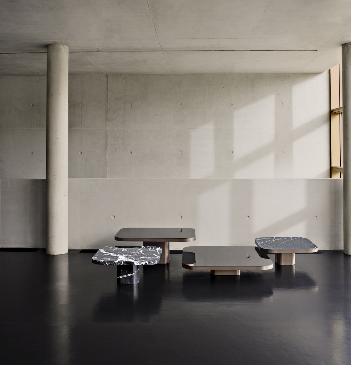 ClassiCon Bow Coffee Table No. 3: Couchtische in verschiedenen Größen und Materialien in modernem Raum.