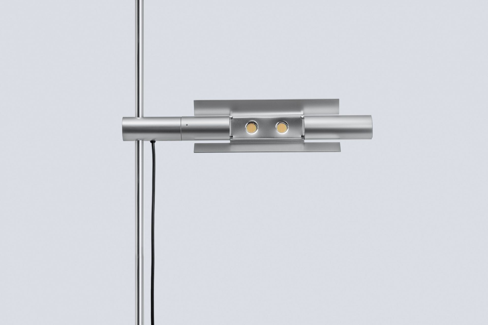 Moderne silberne LED-Stehleuchte mit zwei Leuchten und minimalistischem Design für Wohnzimmer und Büro.