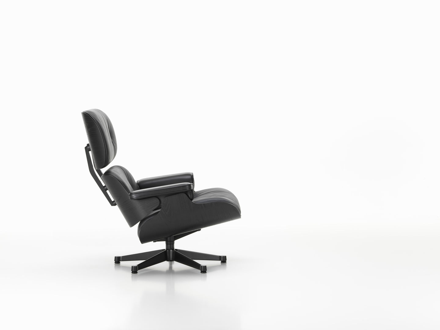 Schwarzer Eames Lounge Chair von Vitra, seitliche Ansicht auf weißem Hintergrund, Designklassiker für Wohnzimmer und Büro.