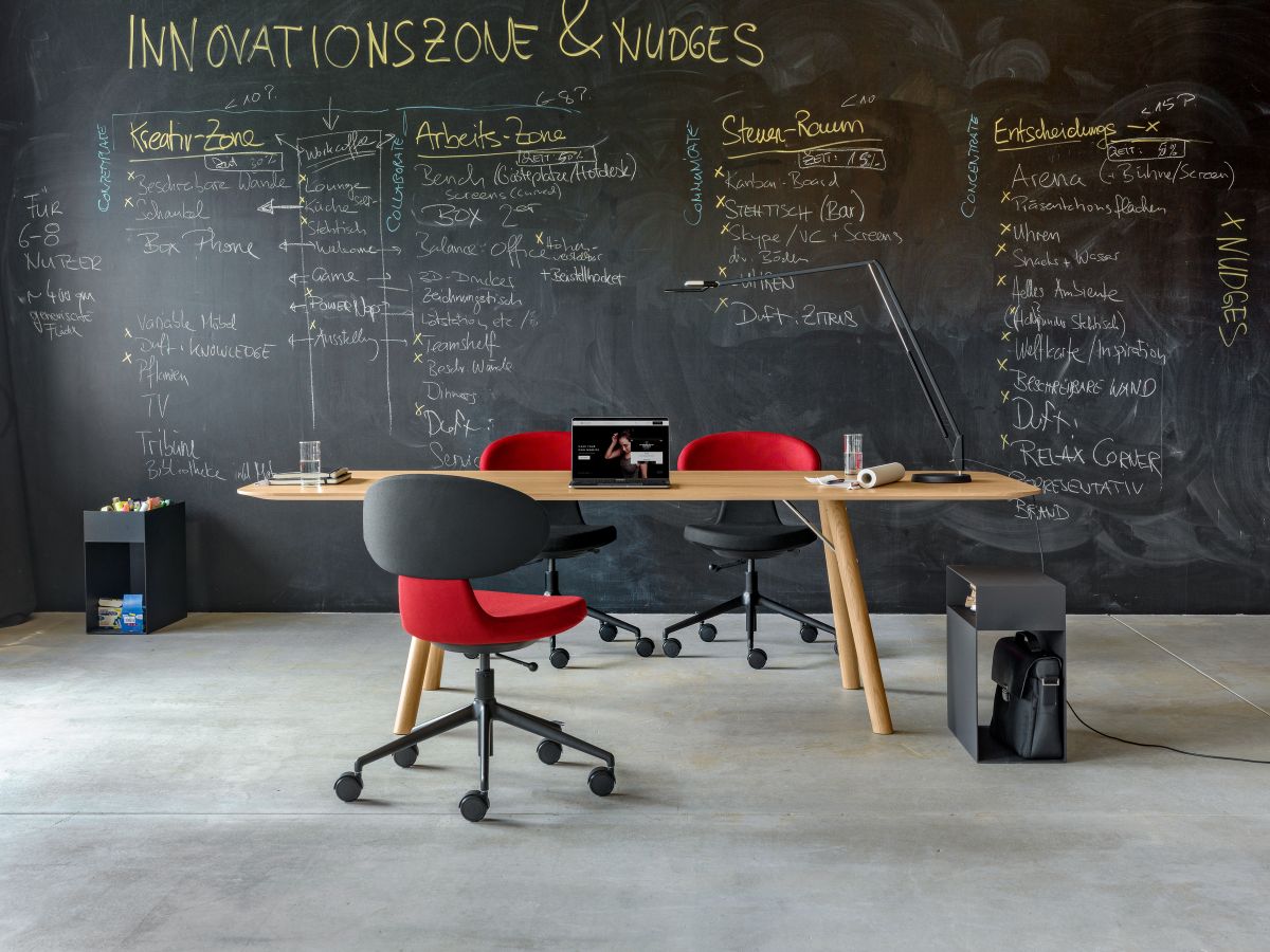 Akio Table Girsberger