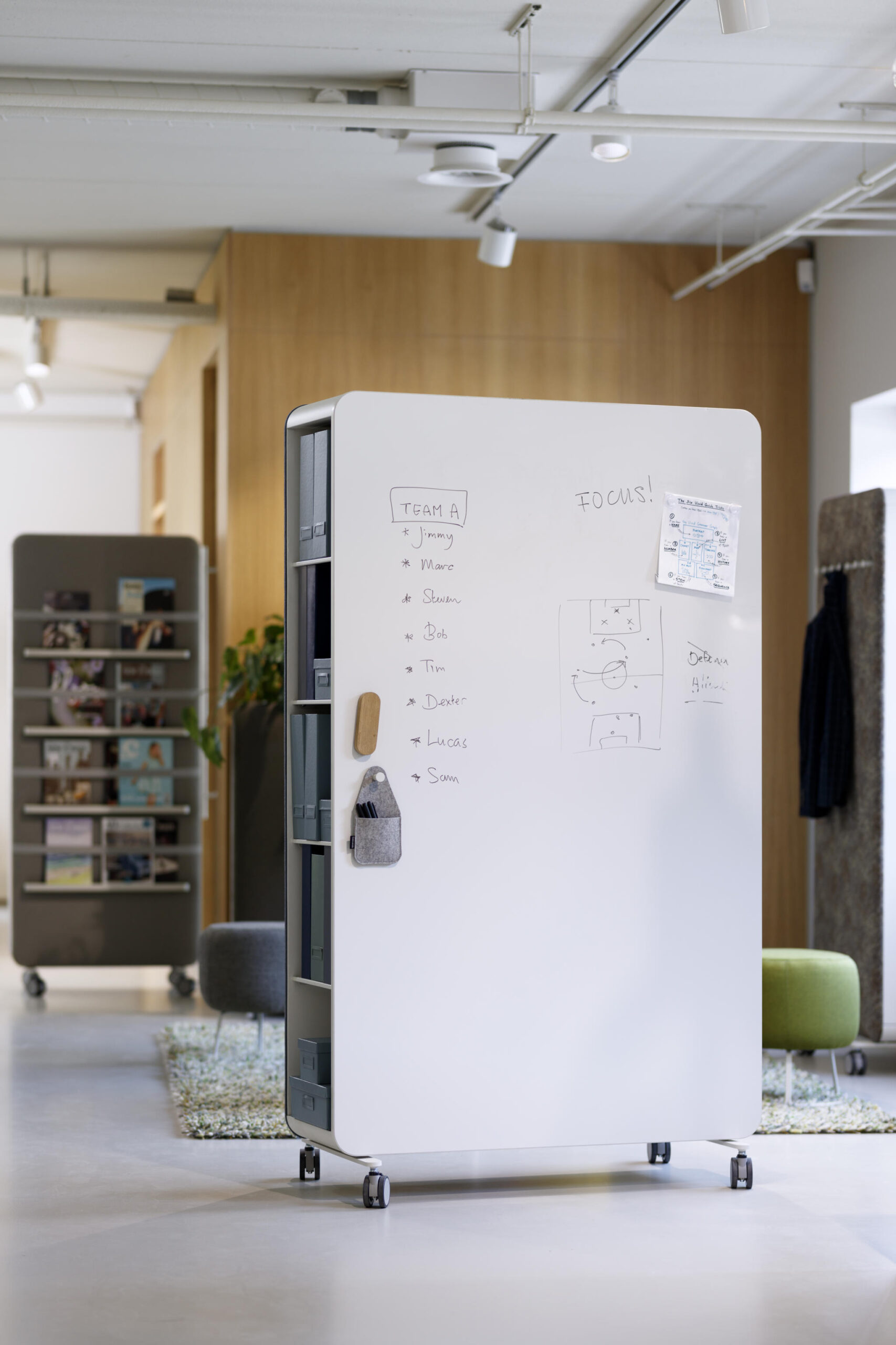 Cascando Pillow Space Akustik Raumteiler mit Whiteboard und Rollen für flexible Büroraumgestaltung und Schallschutz.