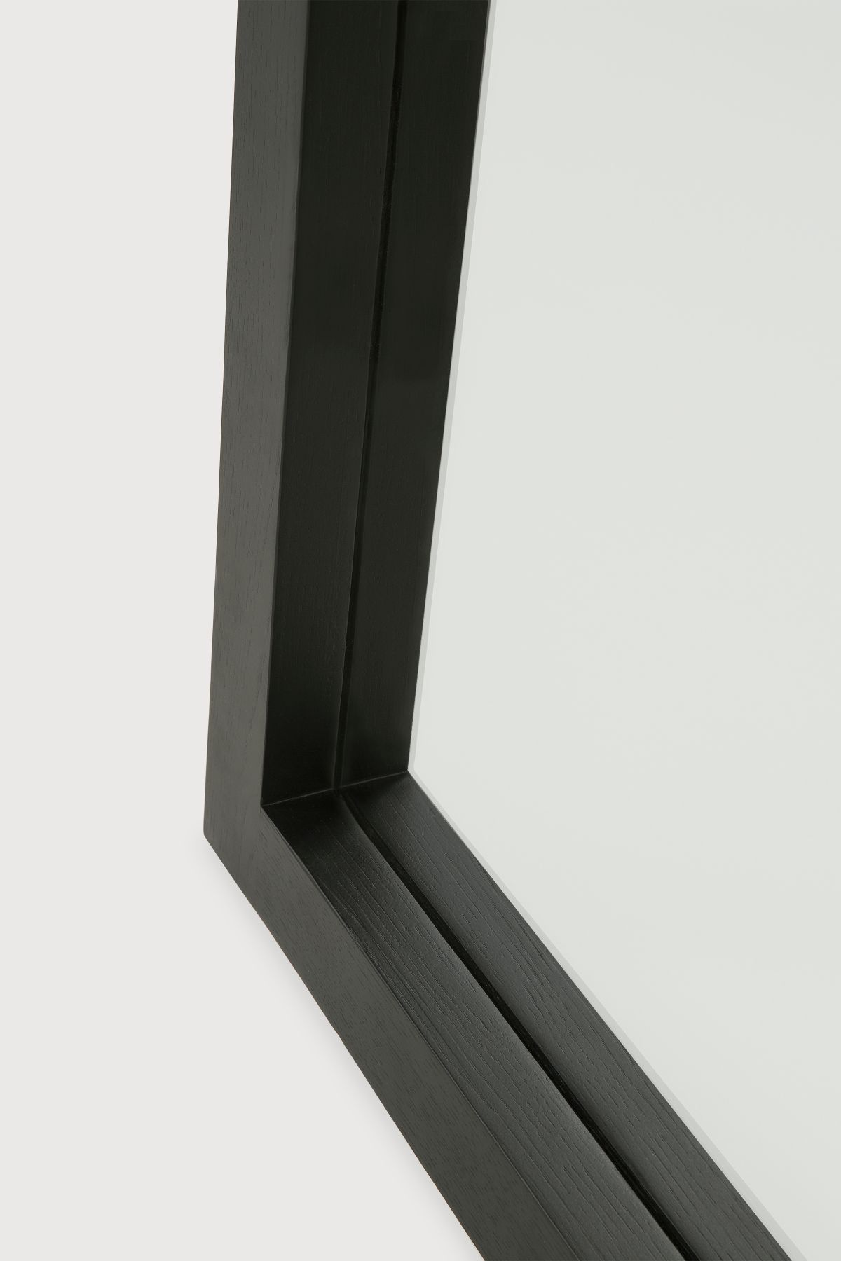 Detailaufnahme des Ethnicraft Light Frame Spiegels mit schwarzem Eichenholzrahmen, modernes Design.