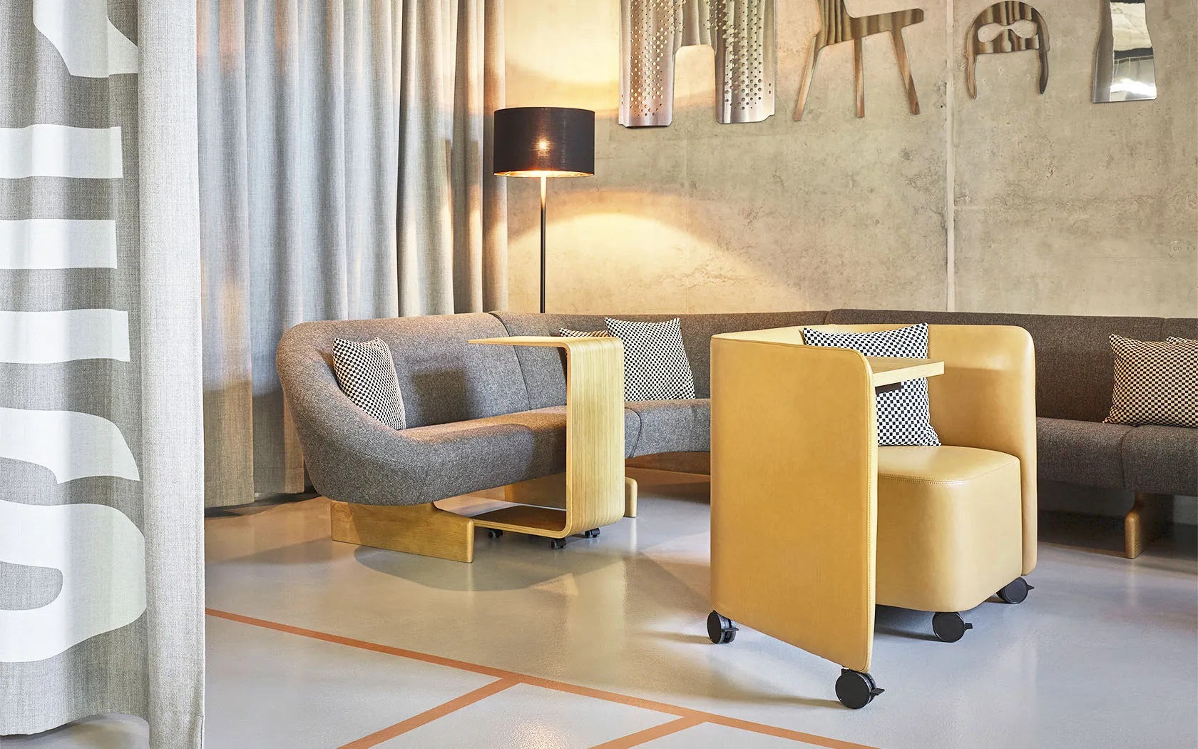 In Out Office BU2266 Panel Lounge Stuhl mit Schreibtisch von Andreu World, gelber Sessel auf Rollen.