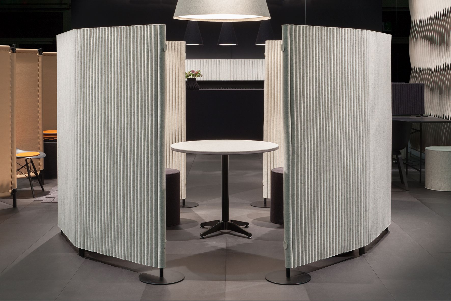 Wave Screen curved 1 element with 2 plate feet Hey Sign