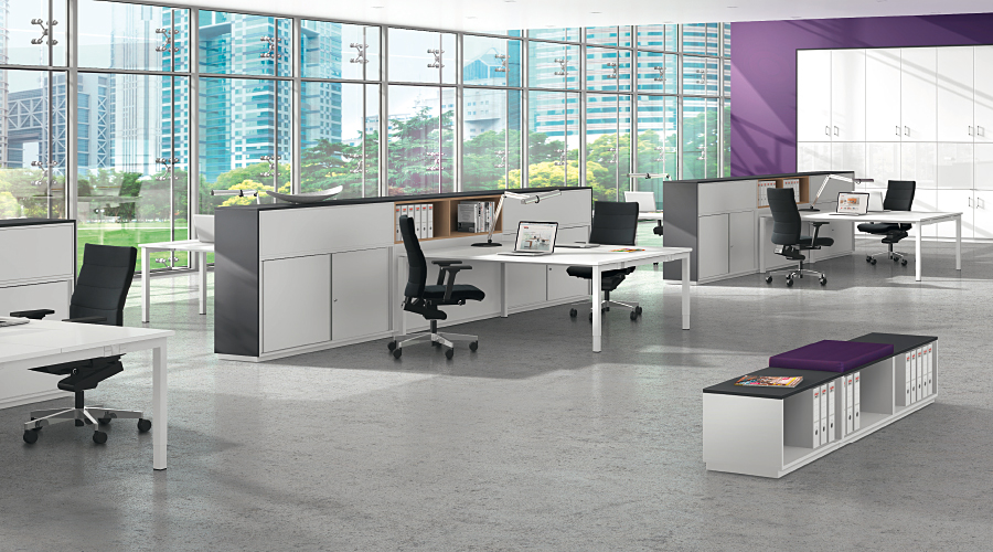 Modernes Büro mit Allvia Aktenregal von Assmann, 40 cm breit, für stilvolle Büroorganisation und effiziente Aktenlagerung.