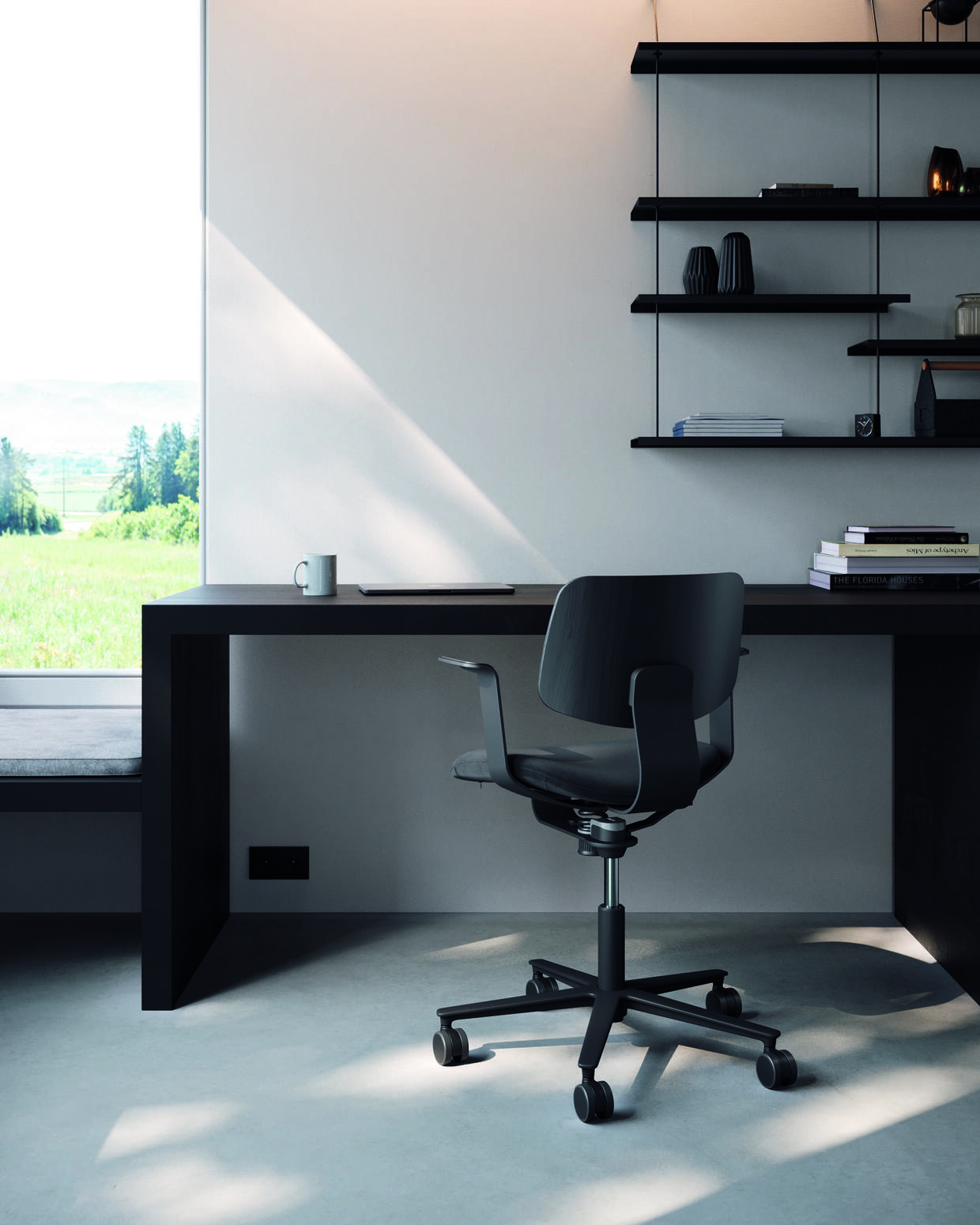 Schwarzer 228 WiChair Drehstuhl von Wilkhahn am Schreibtisch mit Blick auf die Landschaft, ideal für modernes Büro.