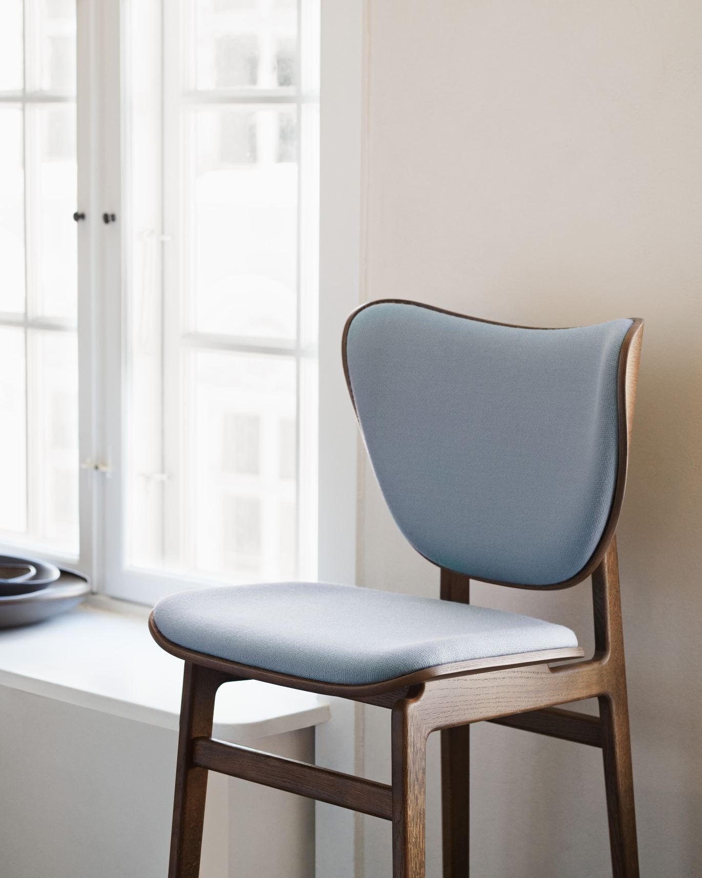 NORR11 Elephant Dining Chair, vollgepolstert in hellblau, Holzrahmen, skandinavisches Design, Esszimmerstuhl für modernes Wohnen.