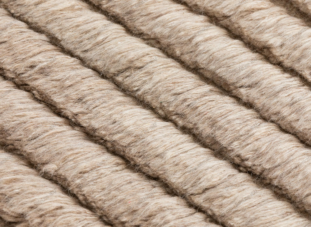 Detailaufnahme des beigen Lines Rug Teppichs von Gan, der eine strukturierte Oberfläche mit Linienmuster zeigt.