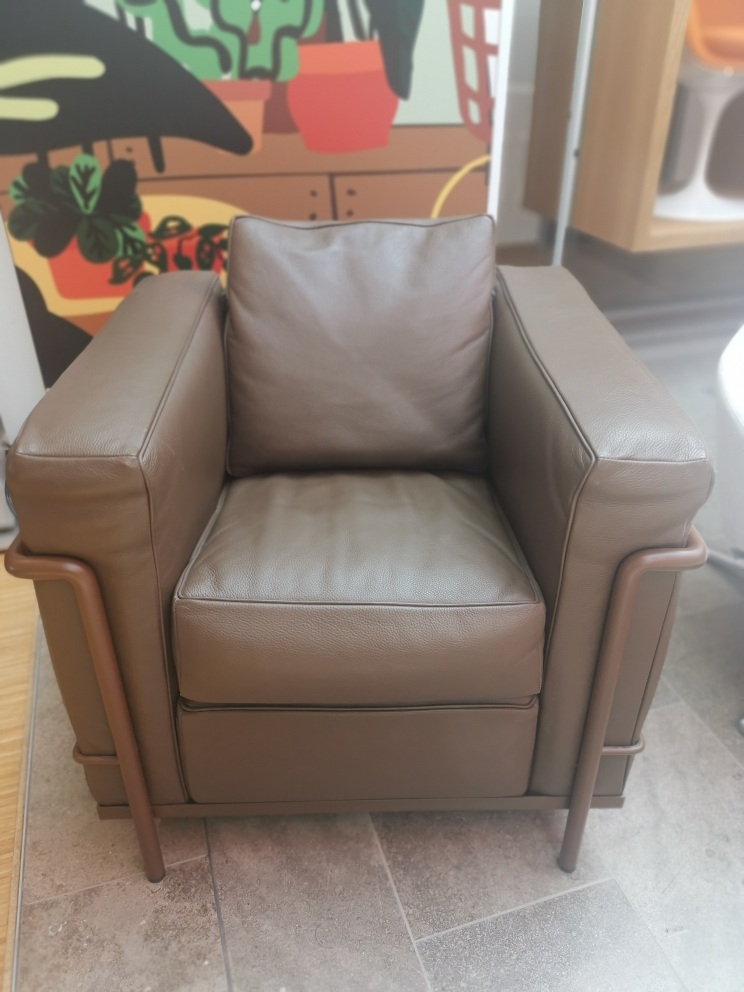 2 Fauteuil Grand Confort Petit Modèle Armchair Cassina EXHIBITION PIECE