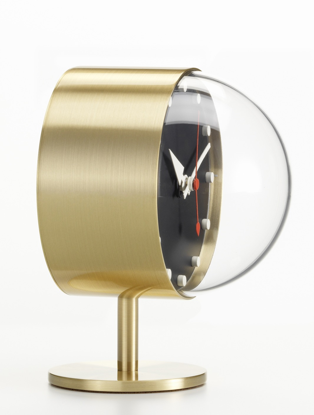 Night Clock Tischuhr von Vitra: Goldene Tischuhr mit schwarzem Zifferblatt und transparentem Gehäuse.