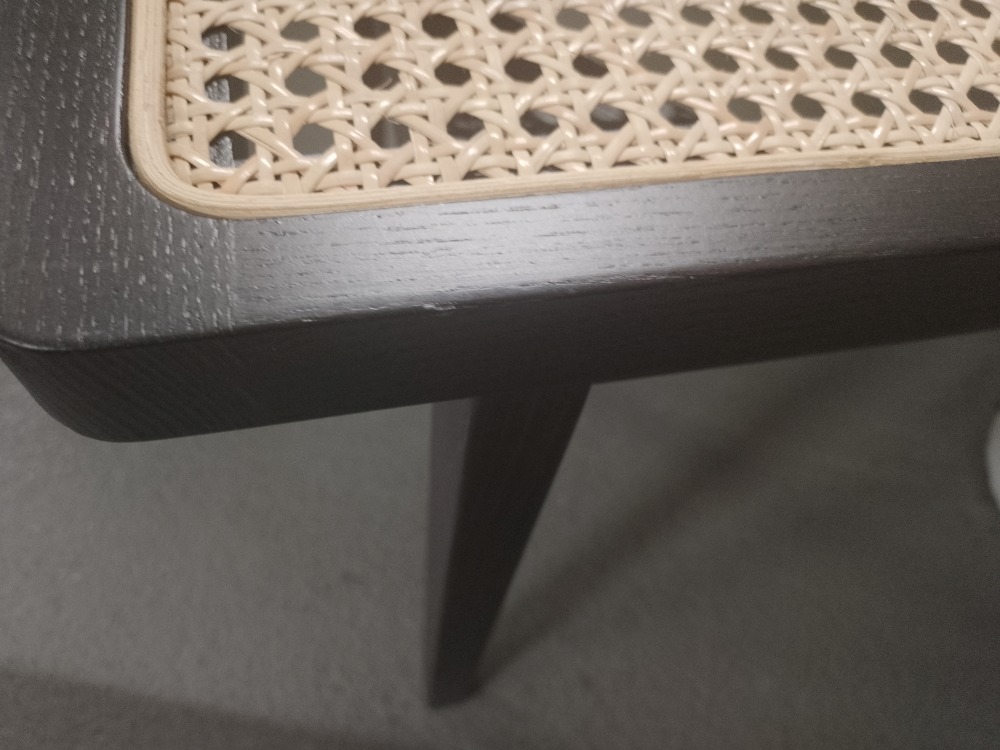 Detailaufnahme der Le Roi Bank von NORR11 mit dunkler Eiche und Wiener Geflecht Sitzfläche.
