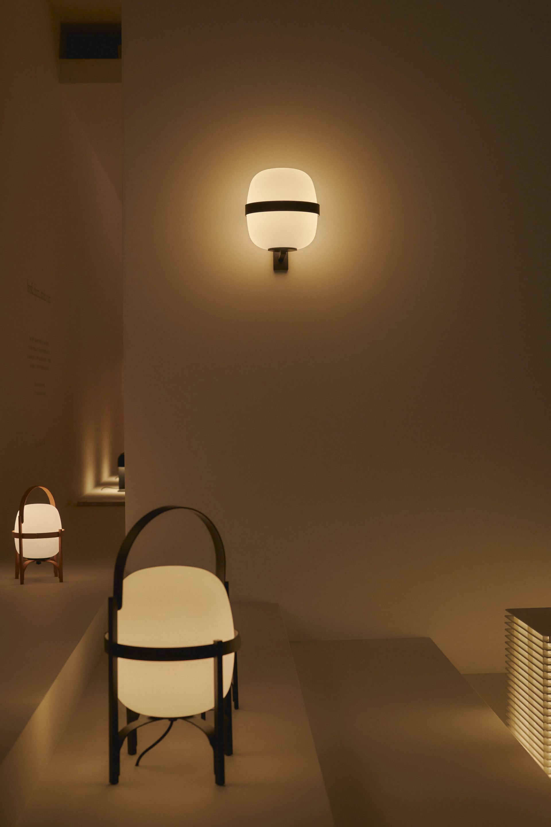 Wally Cestita wall lamp black Santa & Cole