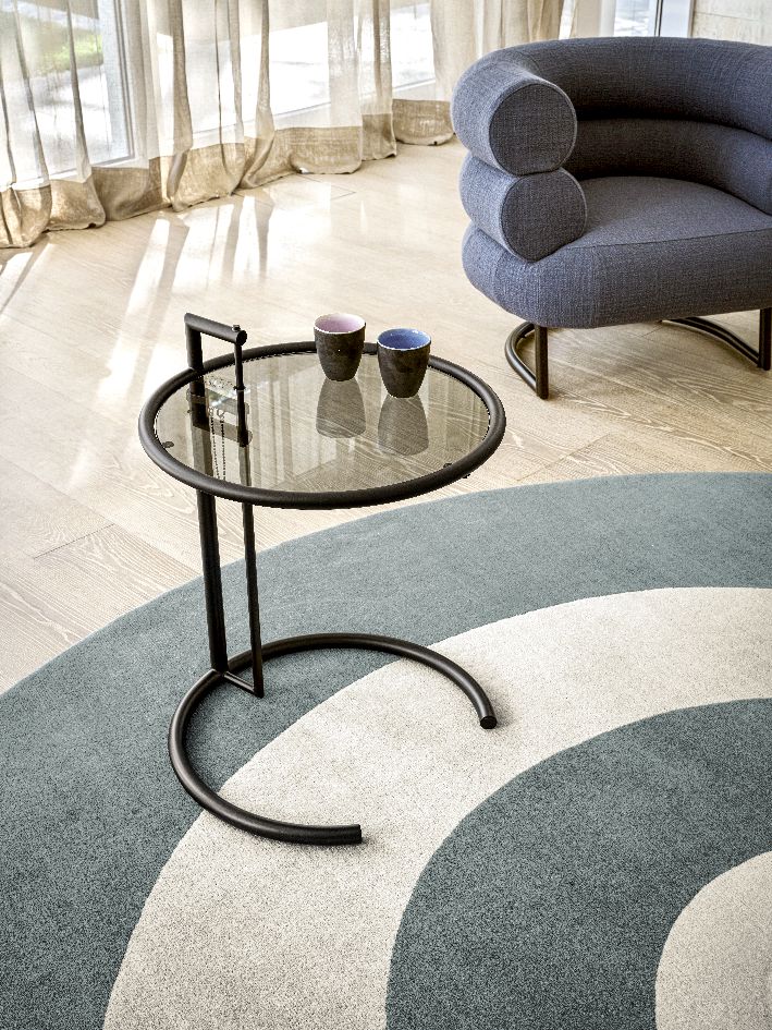 Adjustable replacement glass plate for ClassiCon side table