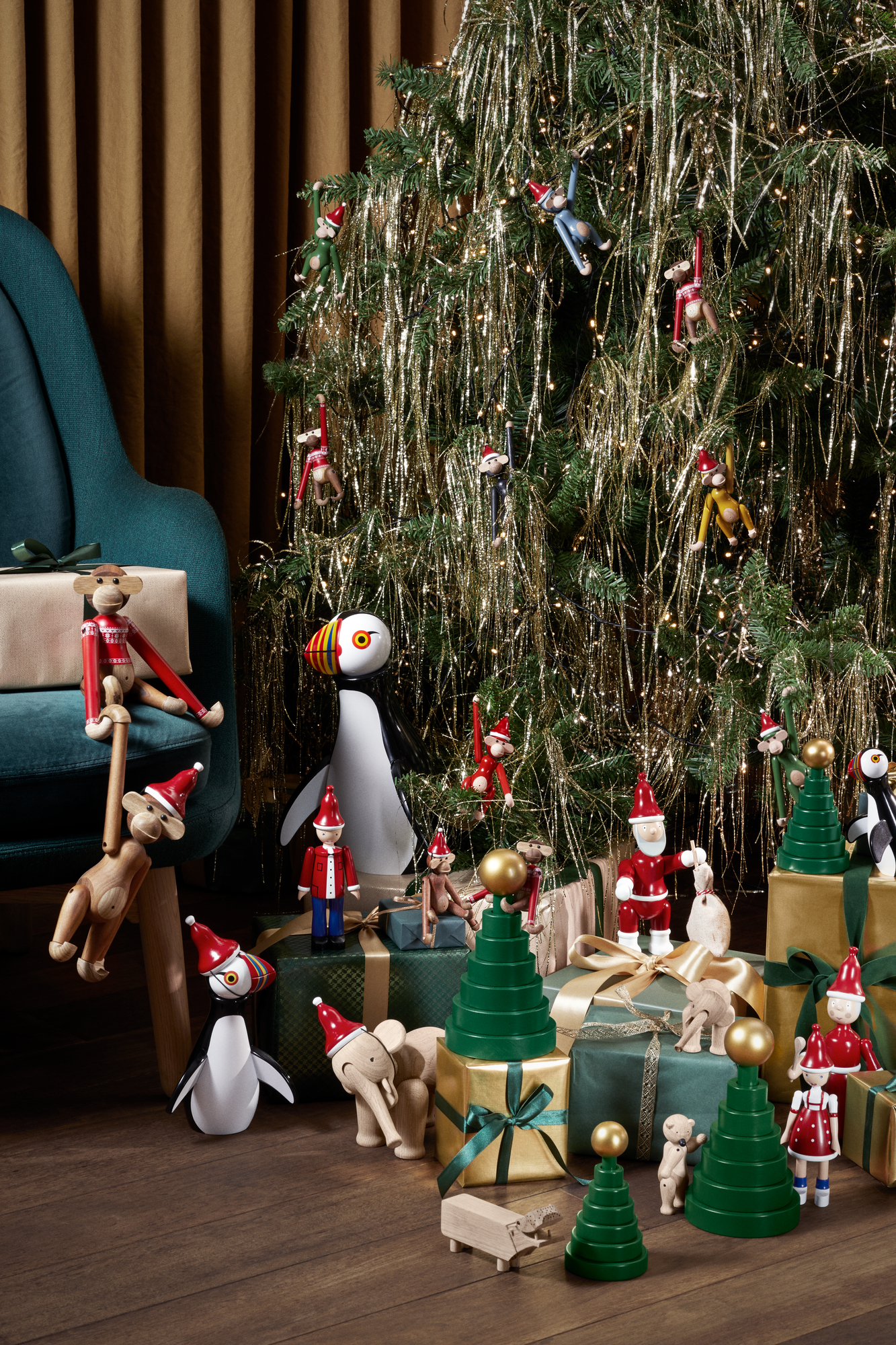 Kay Bojesen Holzfiguren: Weihnachtliche Szene mit Affen im Christmas Jumper und festlich geschmücktem Weihnachtsbaum.