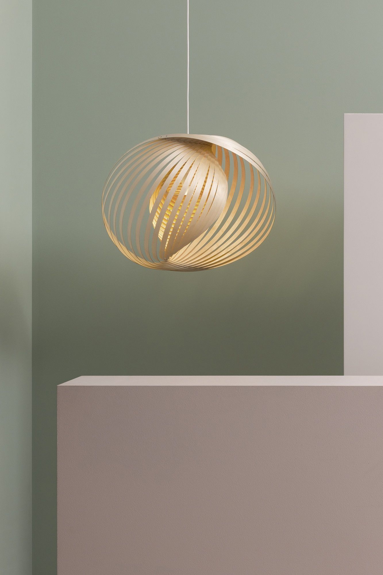 Adilo Pendelleuchte von Secto Design: Runde, moderne Hängelampe aus hellem Holz, spiralförmiges Design.