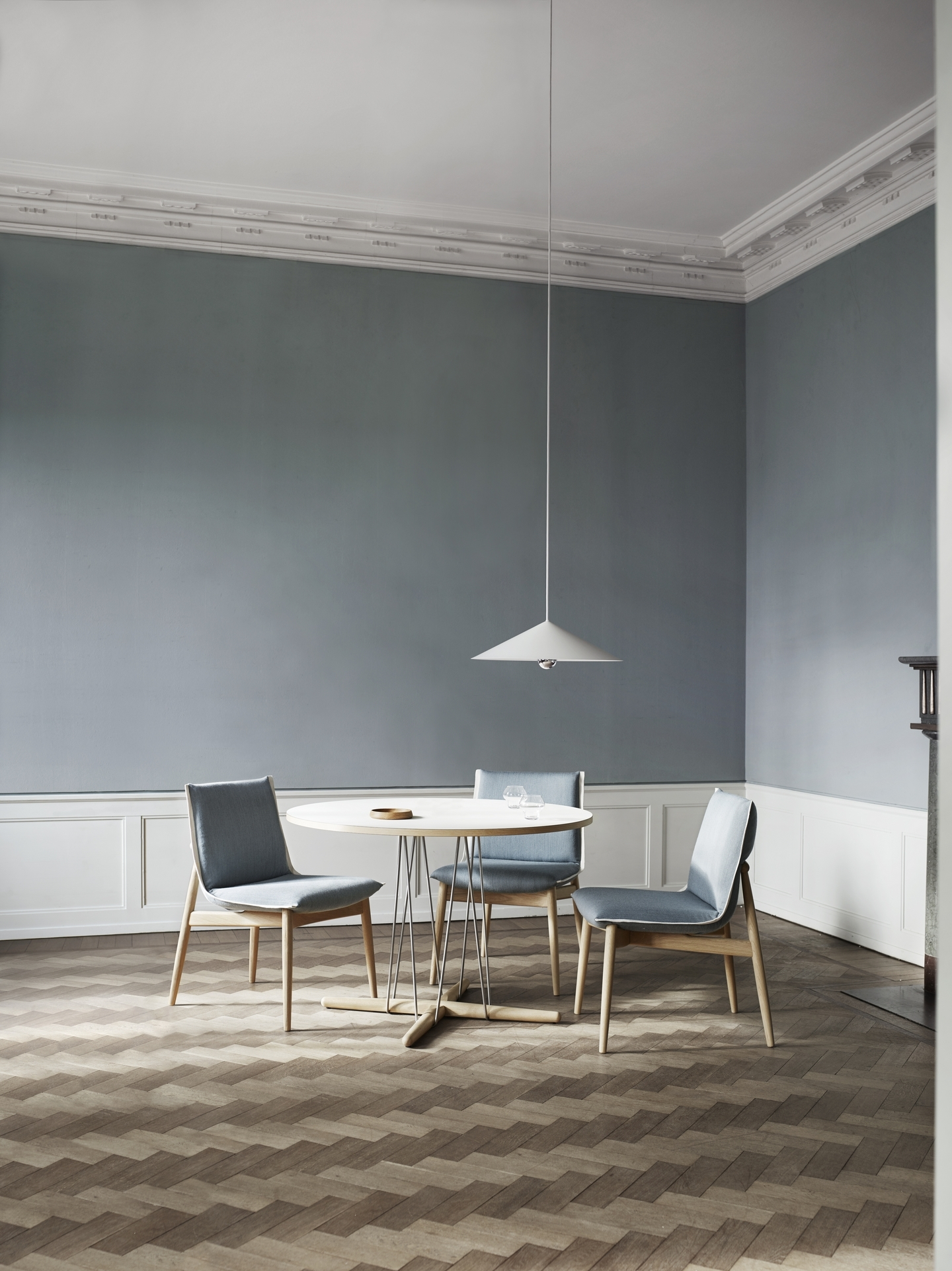 E020 Embrace Table Walnut Carl Hansen & Søn