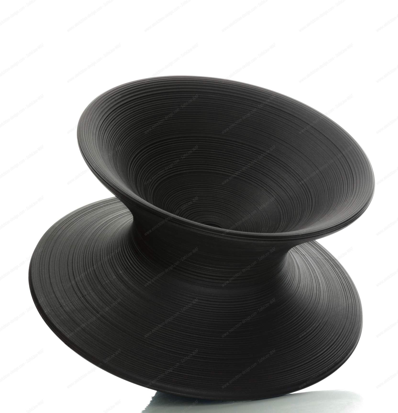 Dunkel lila "Spun" Sessel von Magis: Moderner, skulpturaler Design-Sessel für Wohnzimmer und Garten.