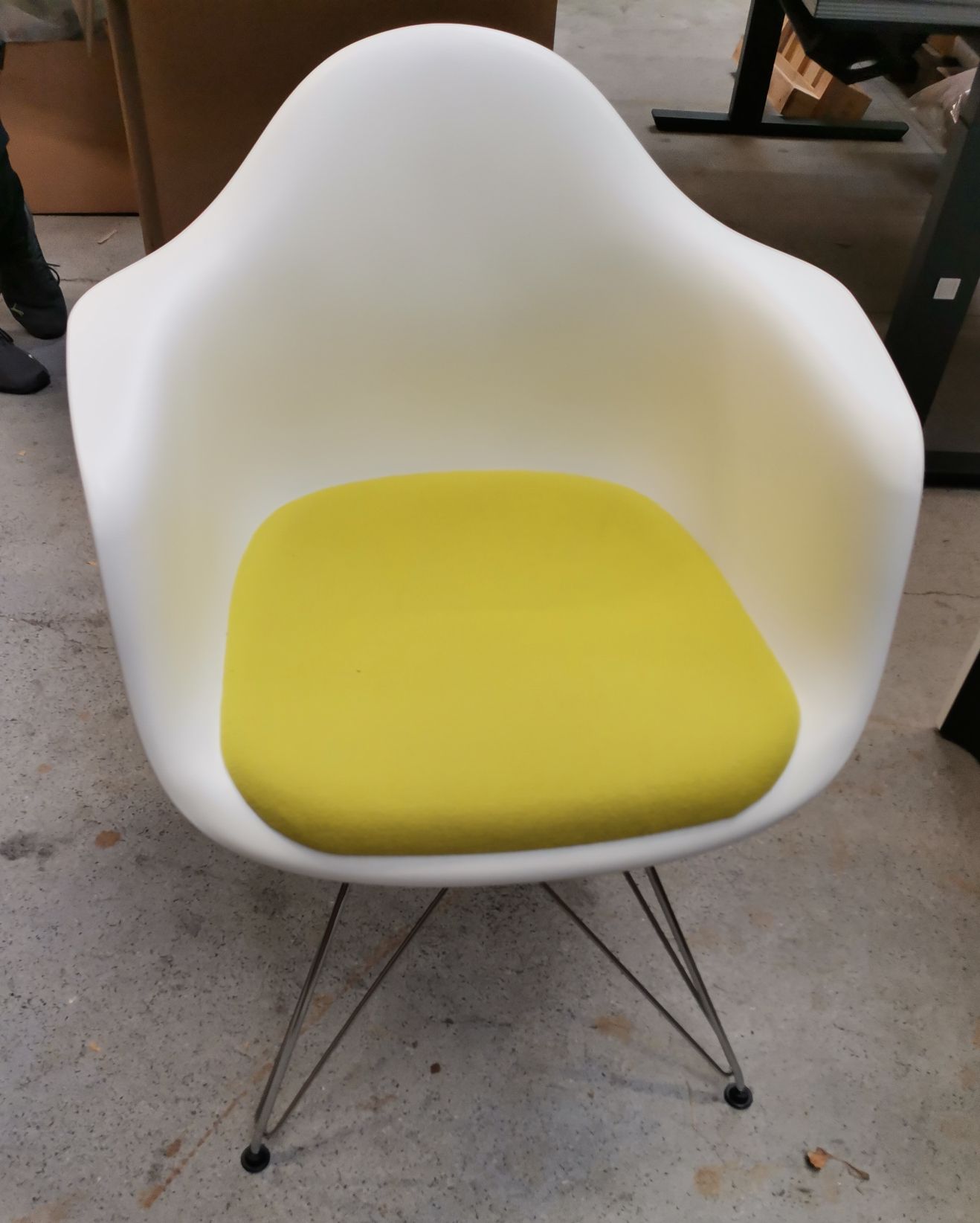 Eames Plastic Arm Chair DAR chair with seat cushion green / yellow Vitra IMPERFECT ITEMS