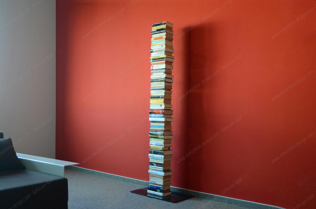 Booksbaum Standregal: Hoher Bücherstapel als Designregal, Bücherregal für Wohnzimmer und Büro.