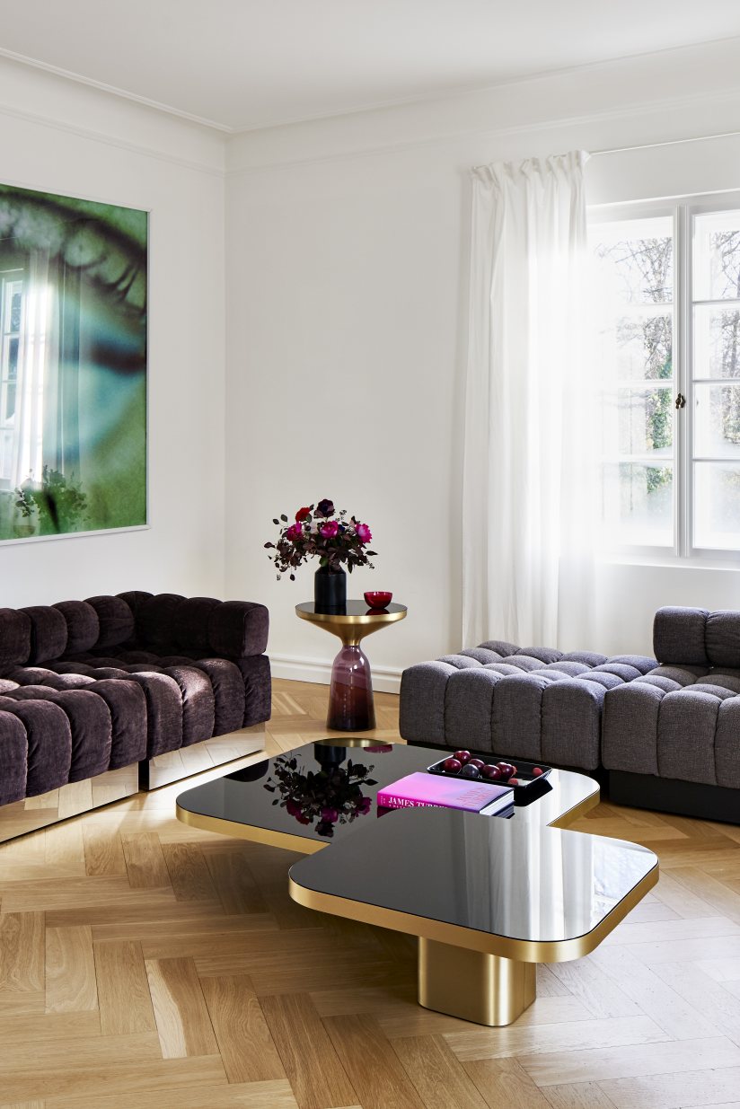 Moderner Wohnraum mit ClassiCon Bow Coffee Table Couchtisch No. 3 in Schwarz und Gold.