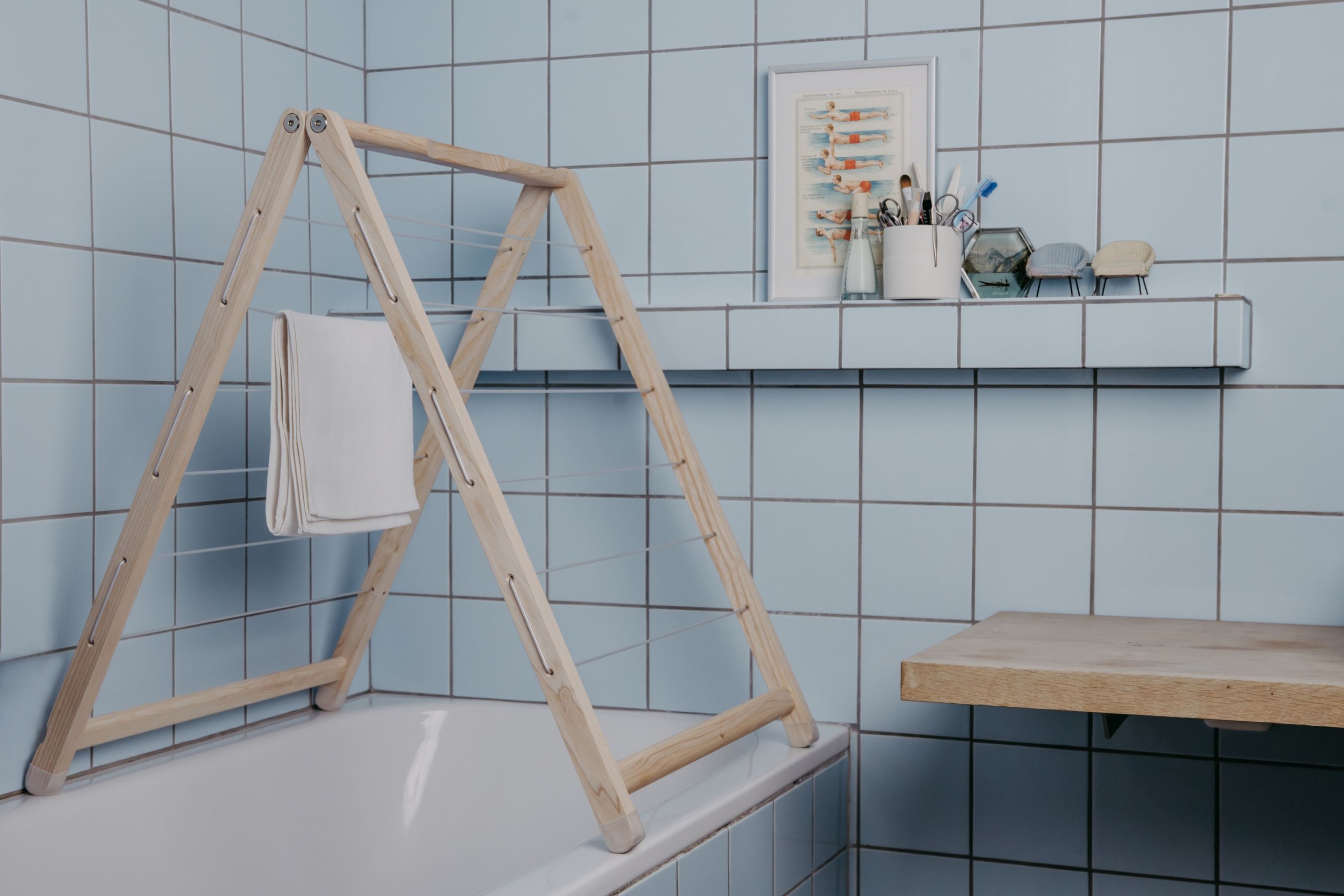 MR. Lean Side by Side Wäschetrockner aus Holz über Badewanne mit Handtuch im Badezimmer.