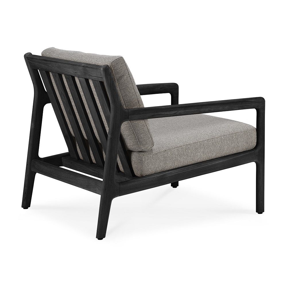 Jack Outdoor Loungesessel aus Teakholz mit schwarzem Rahmen und bequemen, mokkafarbenen Polstern.