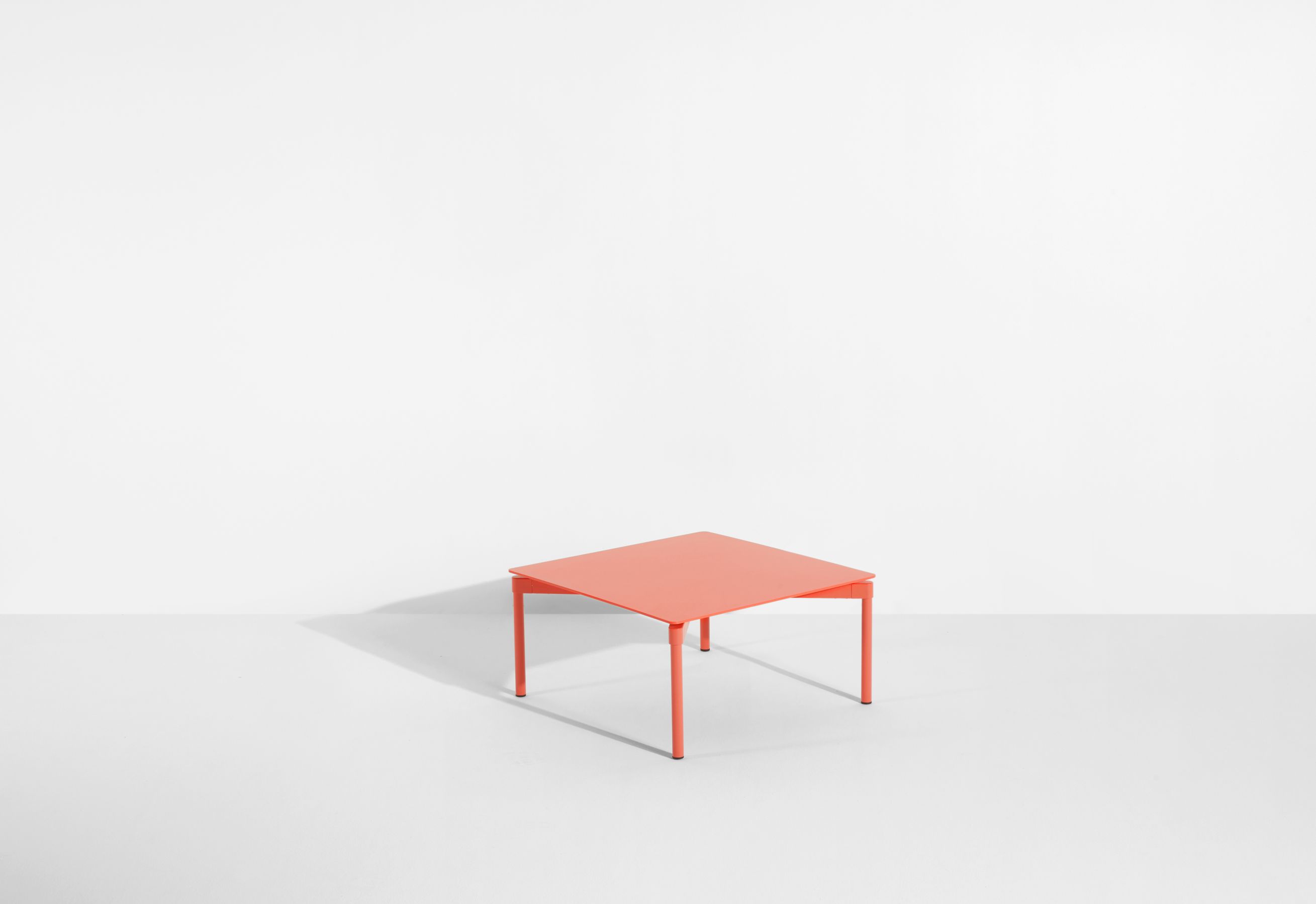 Quadratischer, korallfarbener Fromme Coffee Table Couchtisch von Petite Friture auf weißem Hintergrund. Moderner Beistelltisch.