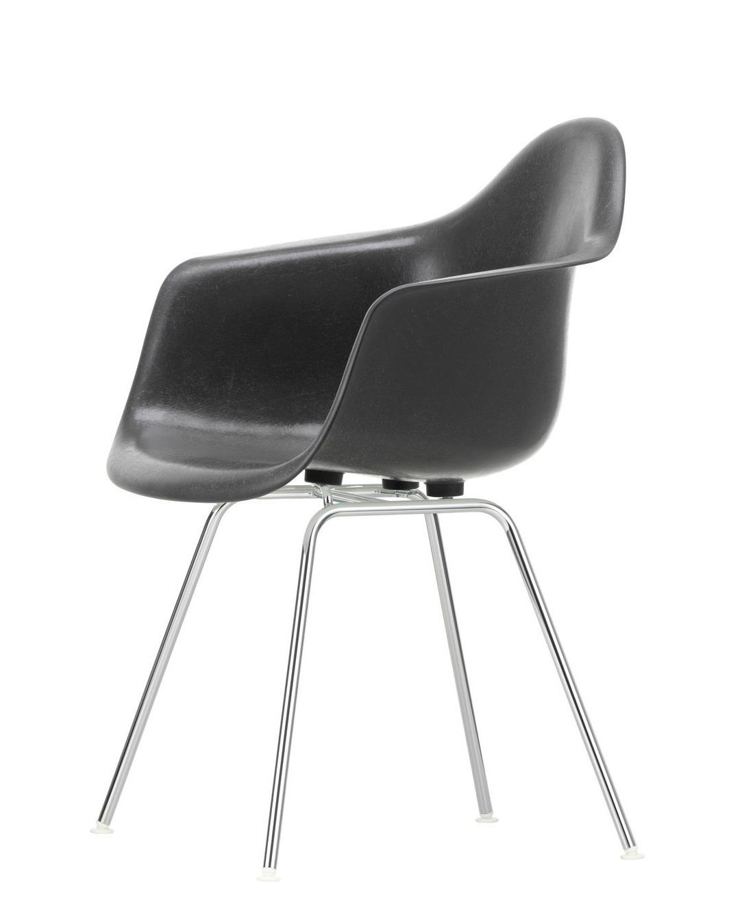 Schwarzer Eames Plastic Arm Chair DAX Stuhl von Vitra mit verchromtem Vierfußgestell. Designklassiker.