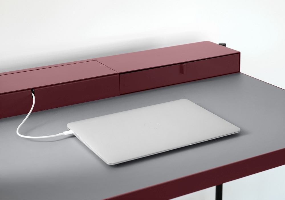 PS20 BIG Schreibtisch von Müller Möbelfabrikation in Oxidrot mit Schubladen und Laptop.
