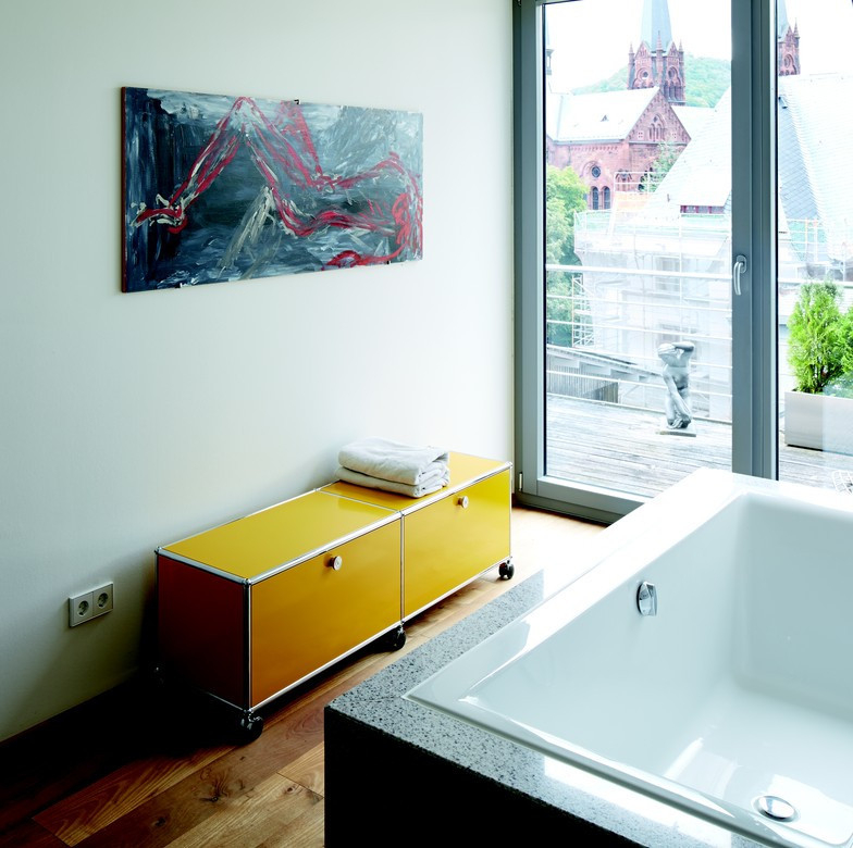 USM Haller schmales TV Lowboard enzianblau