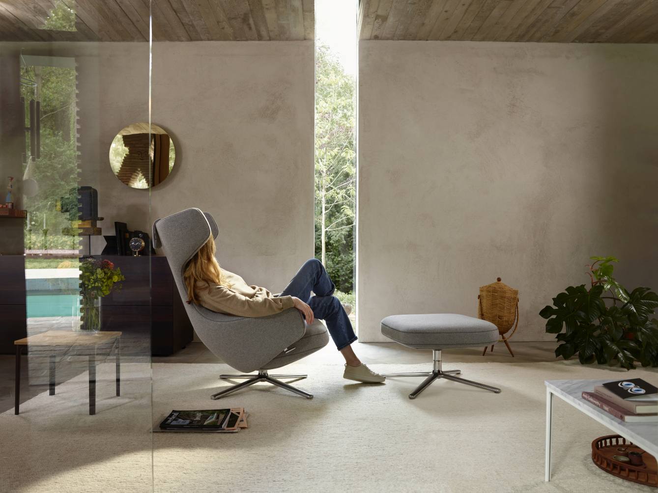 Grand Repos Armchair + Ottoman Vitra Polished Nubia Ivory / Pearl