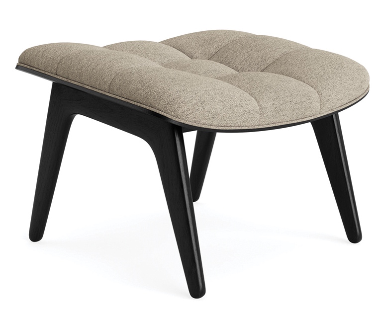 NORR11 Mammoth Ottoman mit beigem Stoffbezug und schwarzem Holzgestell, modernes Design für Wohnzimmer.