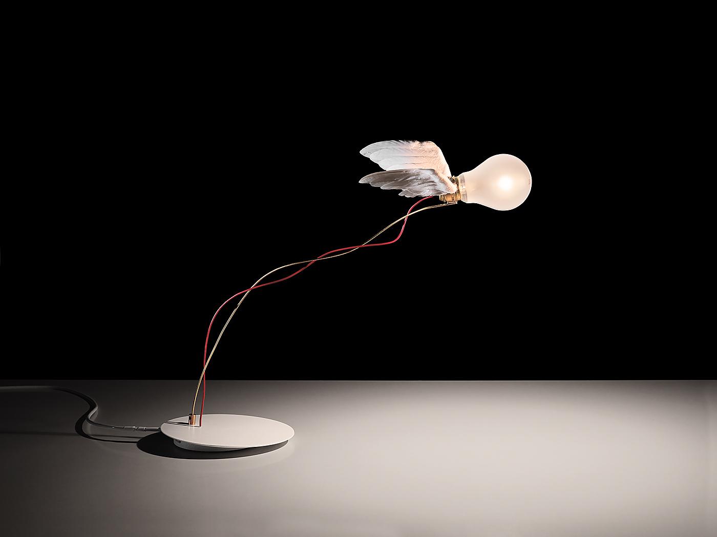 Flos Luce Lampadina Tischleuchte mit Flügeln, modernes Designobjekt für stimmungsvolle Beleuchtung im Wohnbereich.