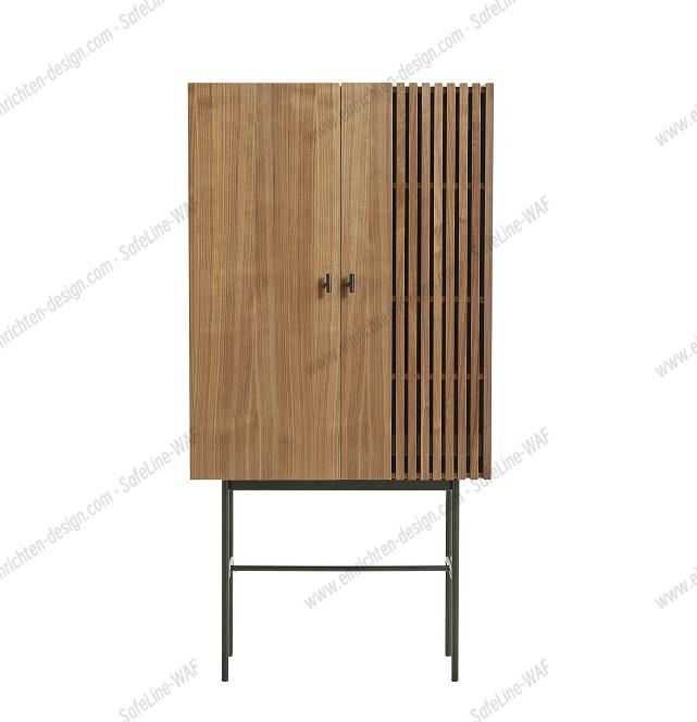 Array Highboard Woud Walnuss: Moderner Schrank aus Holz mit Lamellentür und Metallgestell.