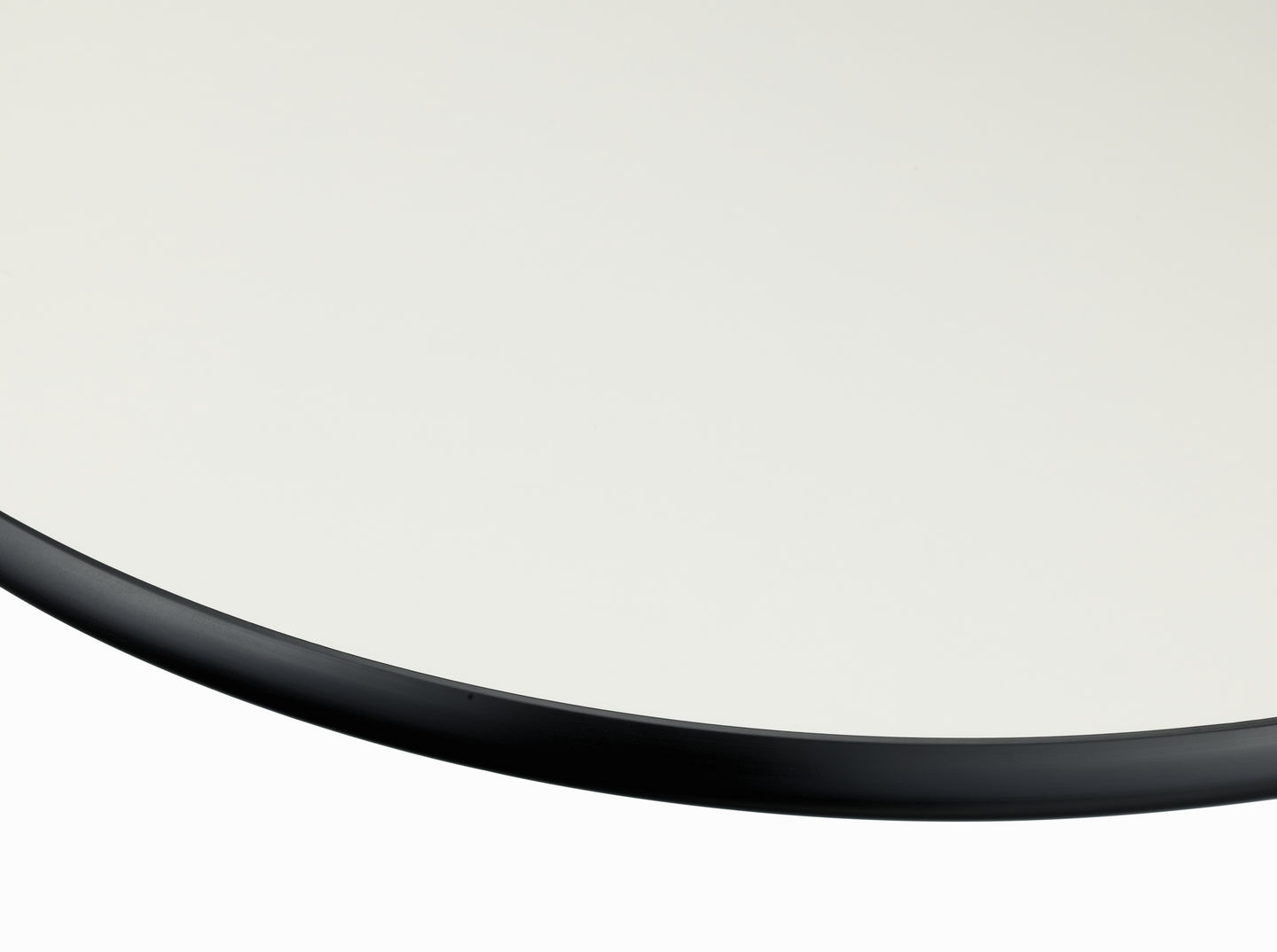 Eames Contract Tables High Standing Table Ø 80 cm Vitra