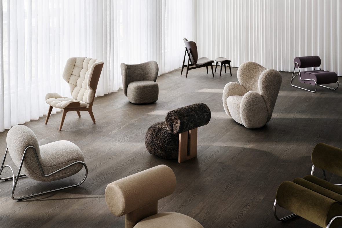 Innenaufnahme mit verschiedenen Design-Sesseln, darunter der NORR11 Mammoth Chair Sessel mit hoher Rückenlehne.