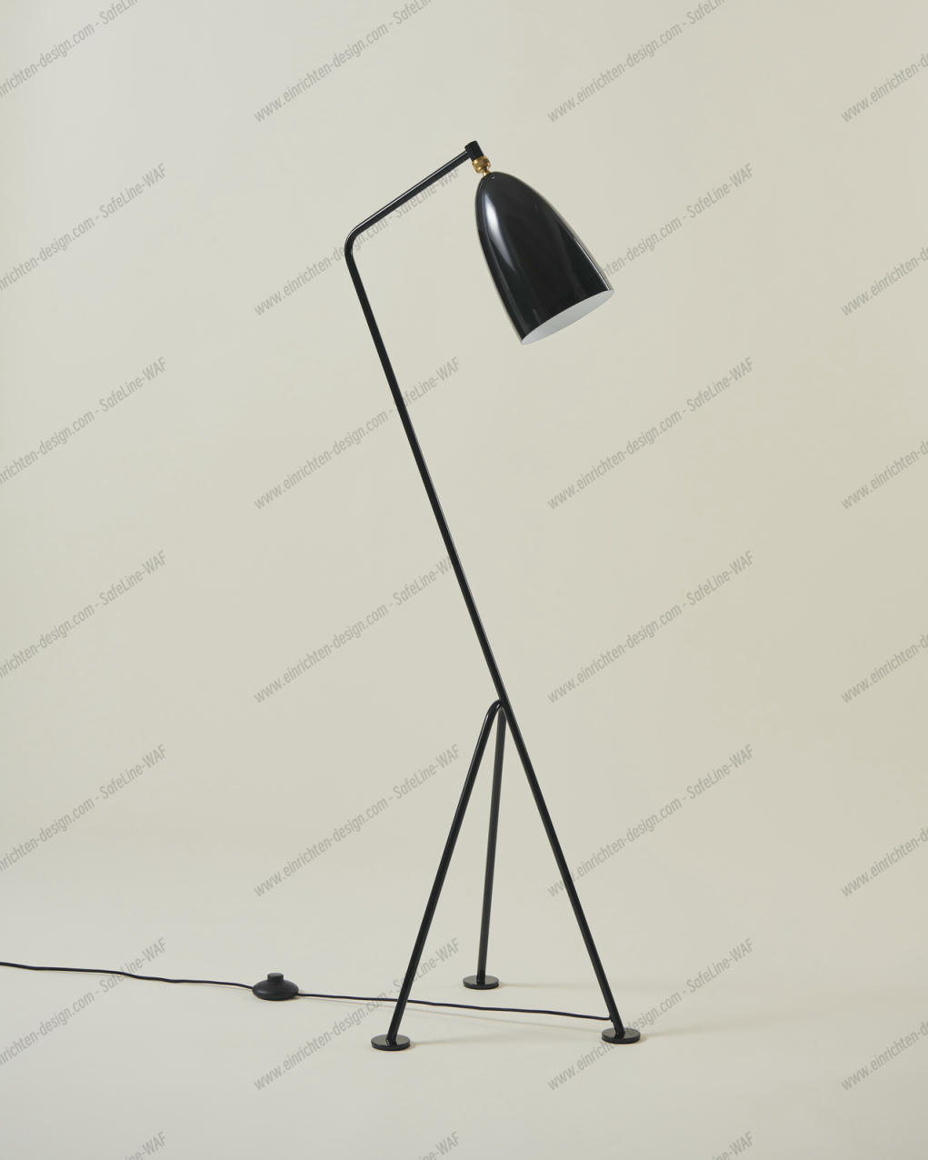 Schwarze Gräshoppa Stehleuchte von Gubi mit glänzendem Lampenschirm und filigranem, dreibeinigem Gestell.