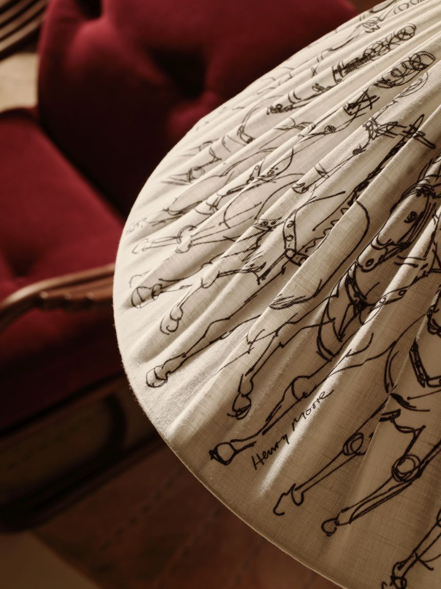 Detailaufnahme der 9602 Stehleuchte von Gubi mit speziellem Lampenschirm und Pferde-Motiven im Wohnzimmer.