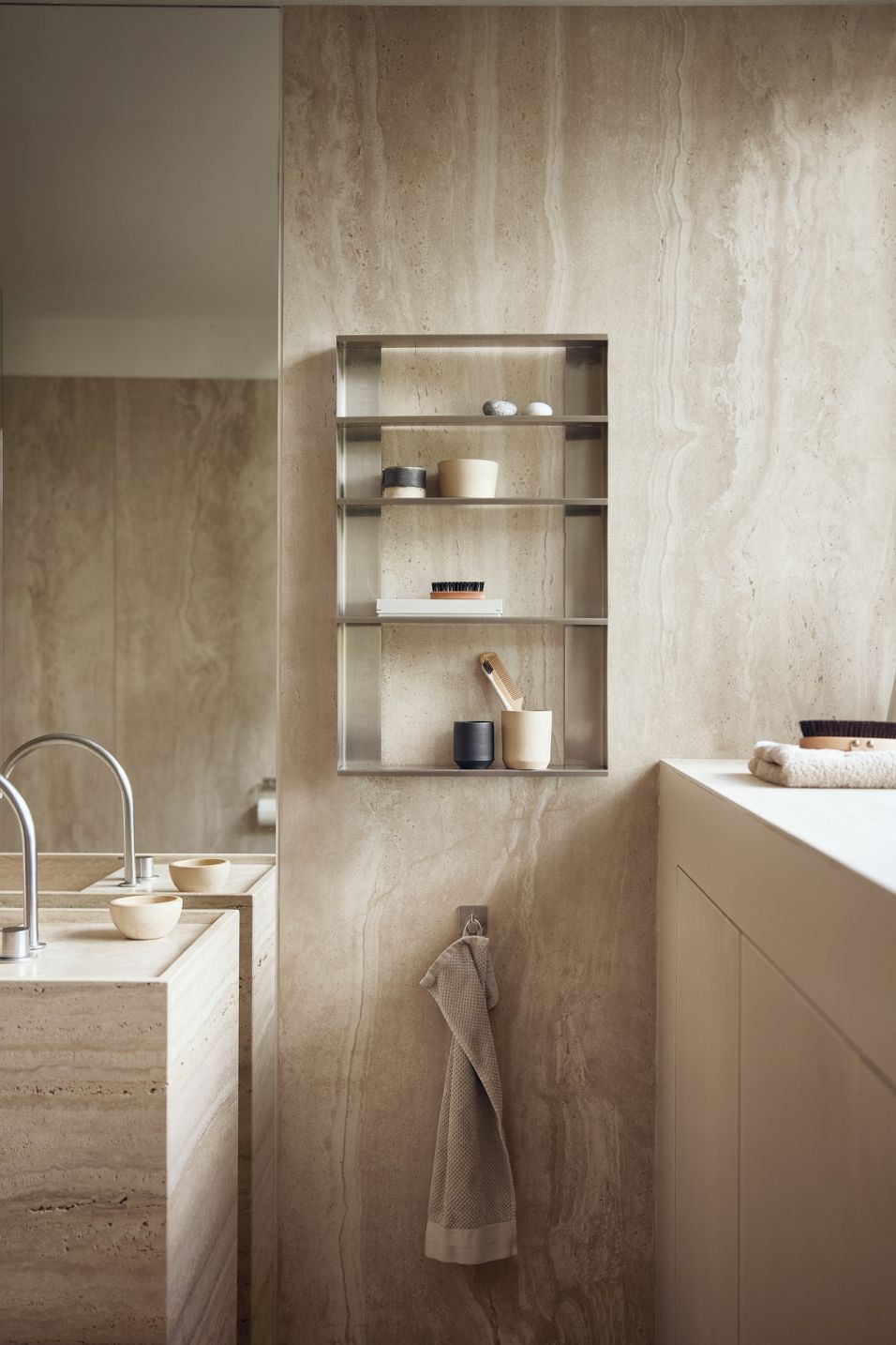 Taper Wandregal von Form & Refine im Badezimmer mit Accessoires und Handtuch.