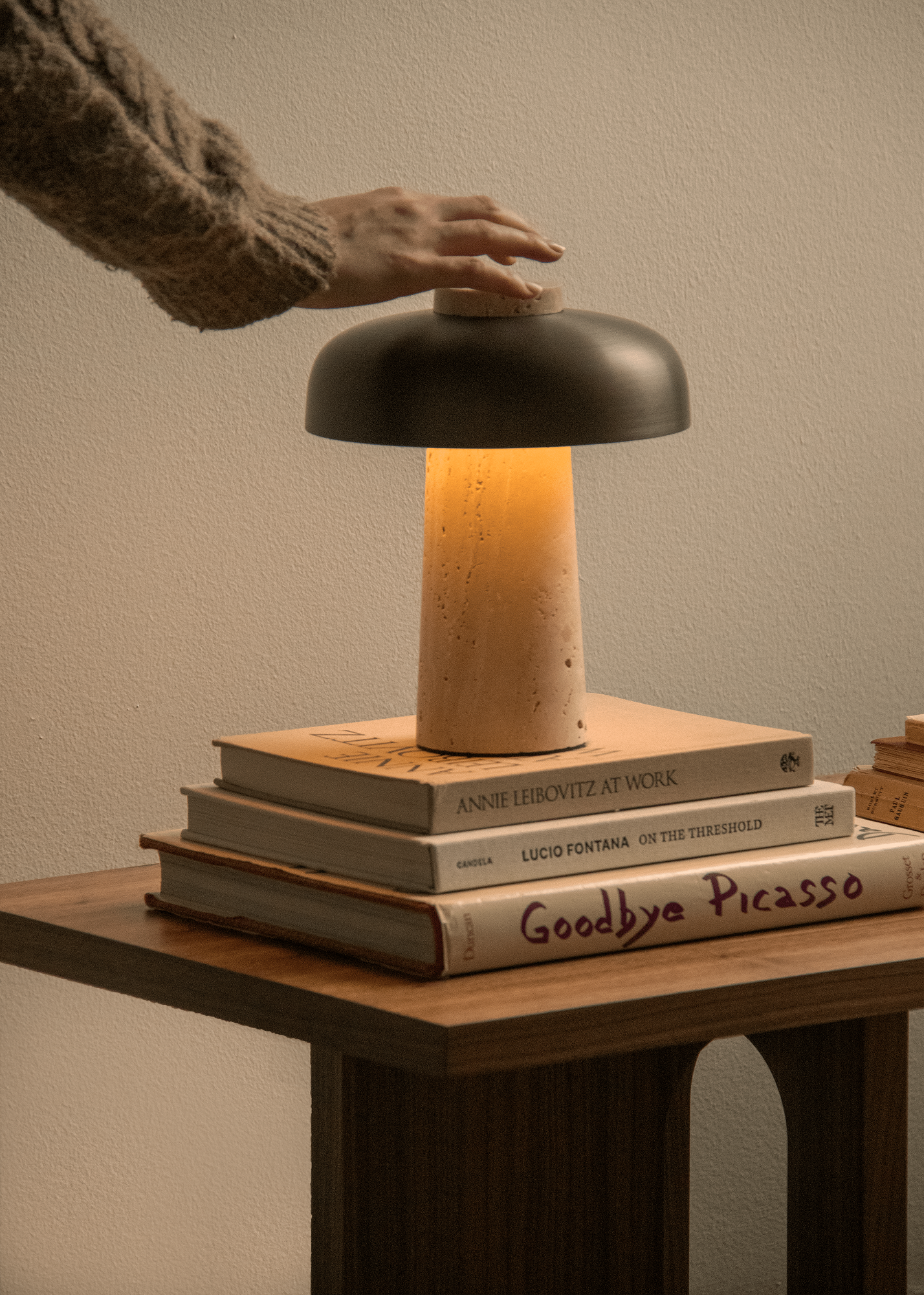 Androgyne Couchtisch von Audo Copenhagen aus Holz mit Lampe und Büchern dekoriert.