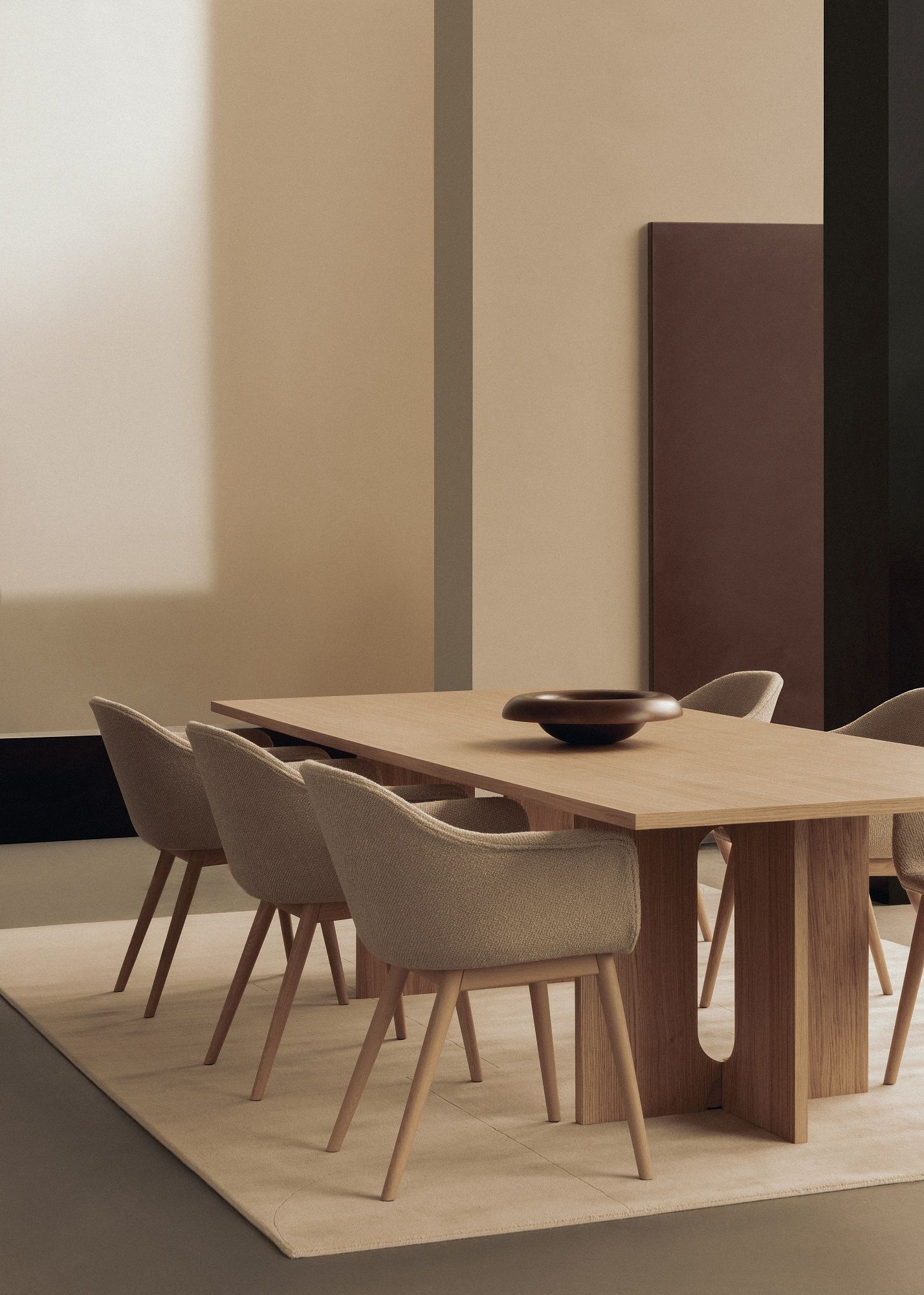 Nahaufnahme von Audo Copenhagen Harbour Dining Chairs um einen Esstisch aus Holz.