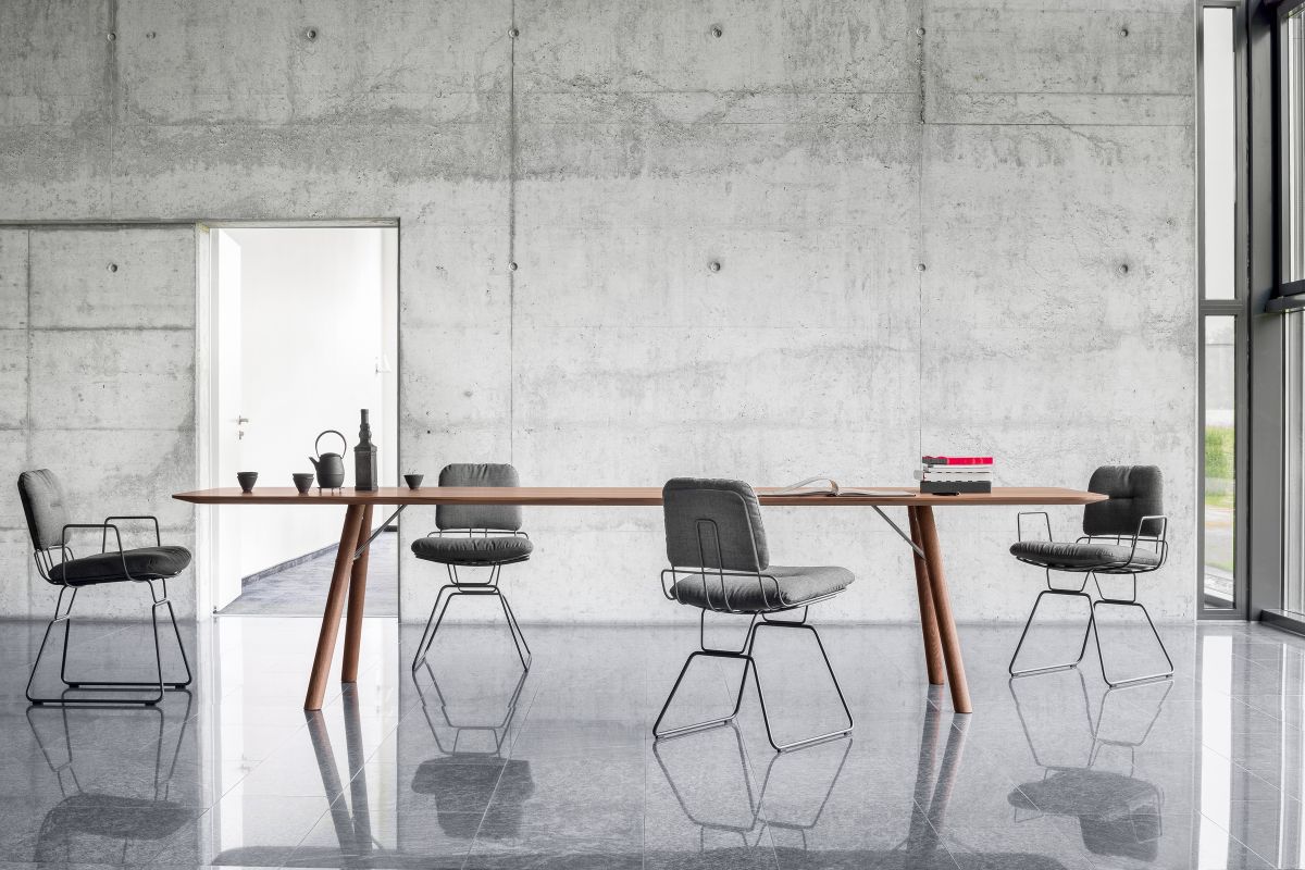Akio Table Girsberger