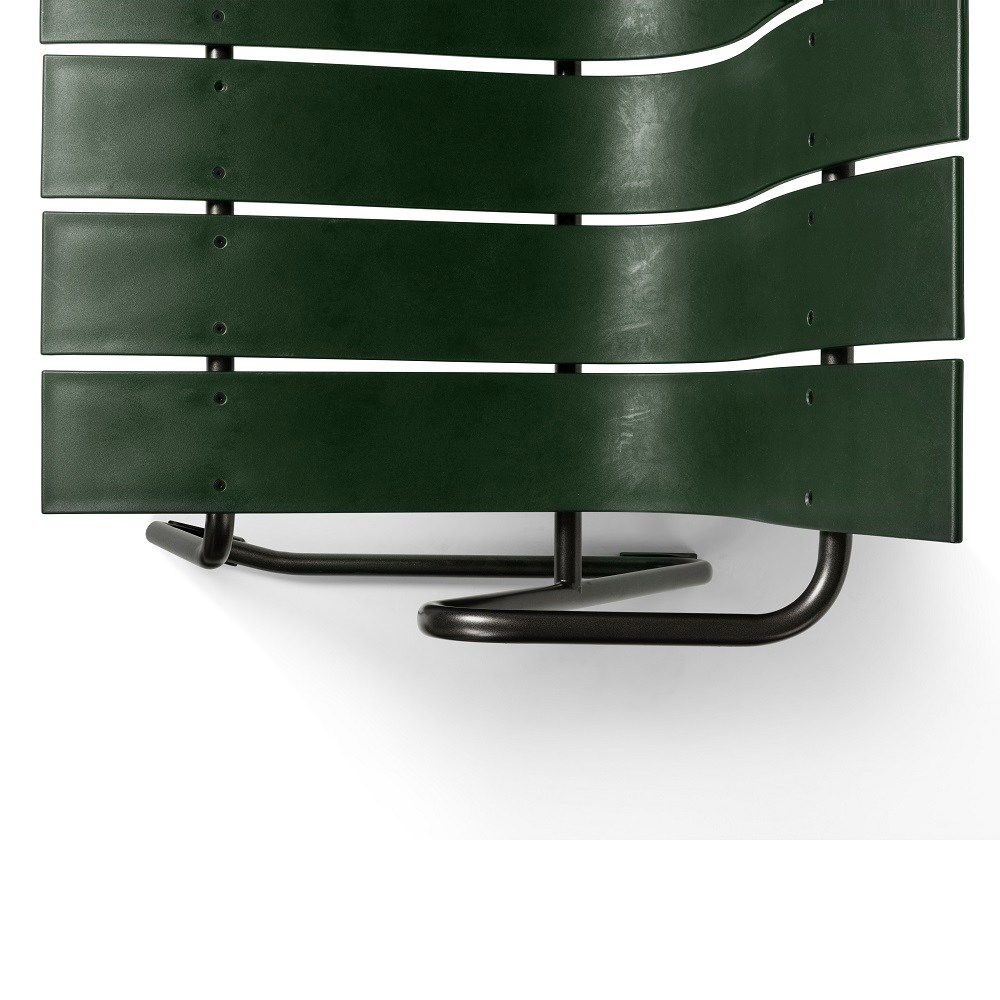 Detailaufnahme der grünen Ocean Bench Outdoor Bank von Mater OC2 mit schwarzem Metallgestell.
